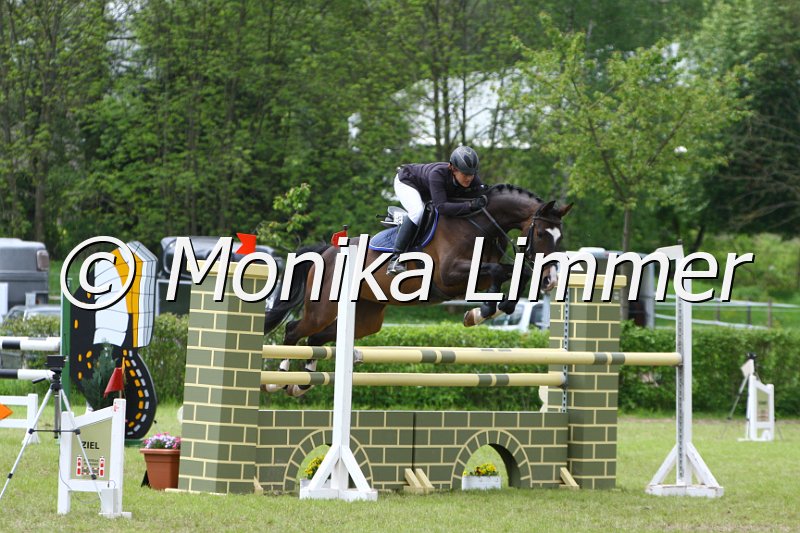 005M6584_Candy_L Springen.JPG